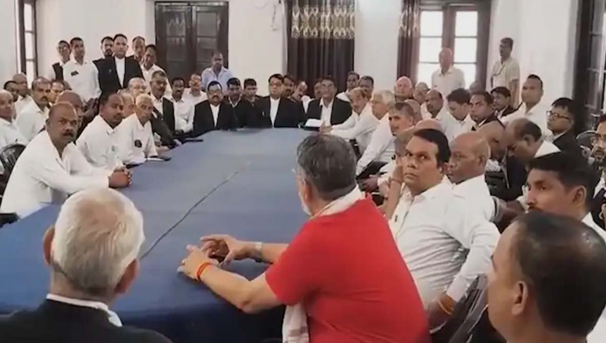 राम मंदिर चढ़ावा चोरी मामले में अयोध्या के वकीलों ने आरोपियों की पैरवी नहीं करने का फैसला लिया।