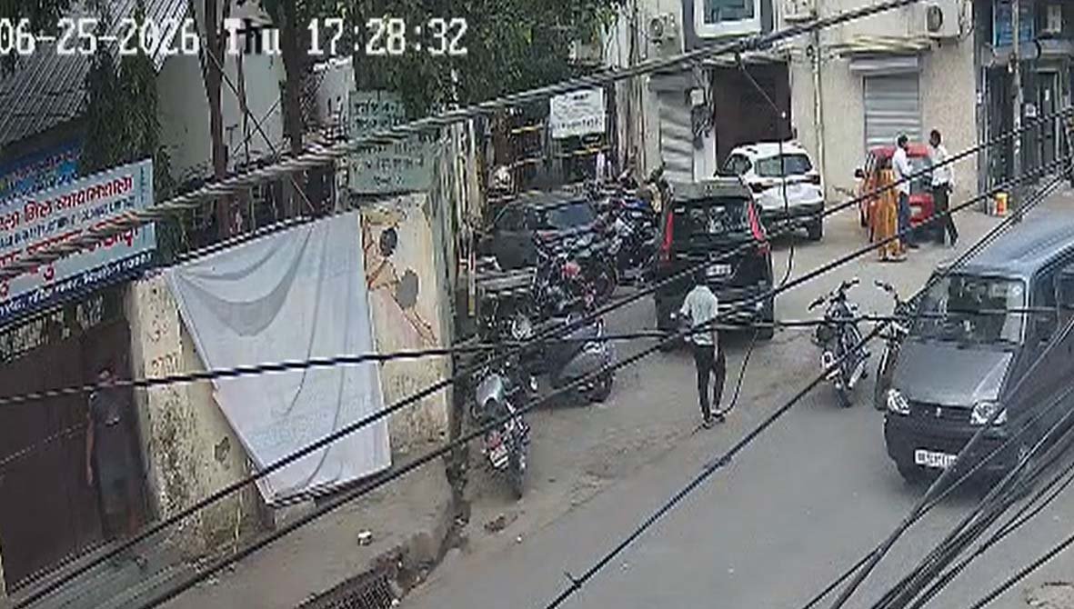 रूपनगर थाने के बाहर सुरक्षा की मांग को लेकर प्रदर्शन करती महिलाएं।