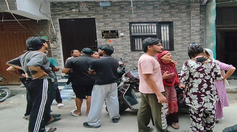 राजापुरी में कैब ड्राइवर की संदिग्ध मौत पर परिजनों का विरोध।