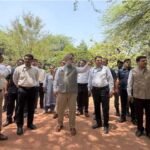 दिल्ली के एलजी संजय झील का निरीक्षण करते हुए, झील के पुनरुद्धार और सौंदर्यीकरण कार्यों की समीक्षा करते हुए।