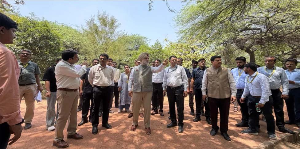 दिल्ली के एलजी संजय झील का निरीक्षण करते हुए, झील के पुनरुद्धार और सौंदर्यीकरण कार्यों की समीक्षा करते हुए।