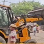 यमुना बाजार में डेमोलिशन ड्राइव के दौरान मकानों पर कार्रवाई और सामान निकालते स्थानीय लोग।