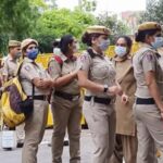 दिल्ली के महिला पुलिस स्टेशन में तैनात महिला पुलिसकर्मी और अधिकारी।