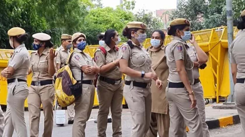 दिल्ली के महिला पुलिस स्टेशन में तैनात महिला पुलिसकर्मी और अधिकारी।
