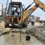 गोरखपुर में सड़क चौड़ीकरण के दौरान क्षतिग्रस्त हुई पानी की पाइपलाइन से रिसता पानी।