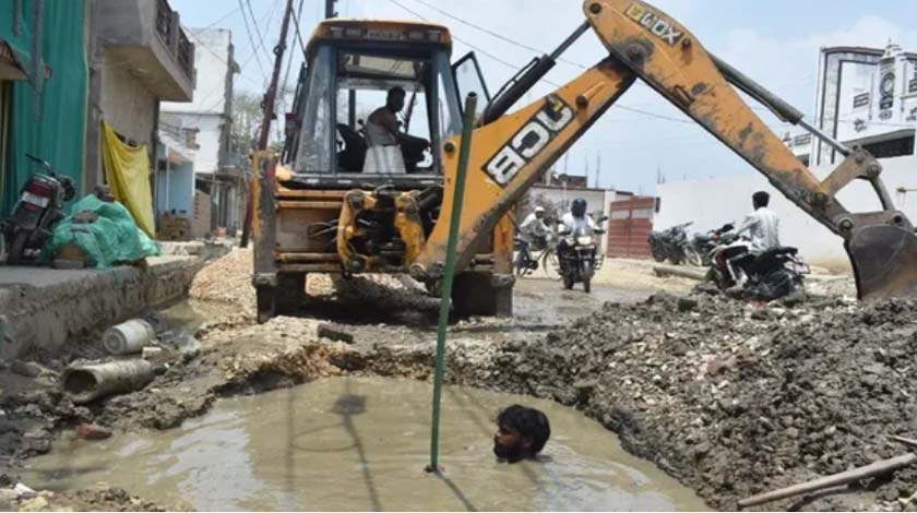 गोरखपुर में सड़क चौड़ीकरण के दौरान क्षतिग्रस्त हुई पानी की पाइपलाइन से रिसता पानी।