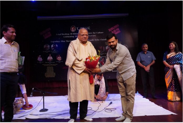 समारोह में सुरेश भैया जी और अतिथि मंच पर उपस्थित।