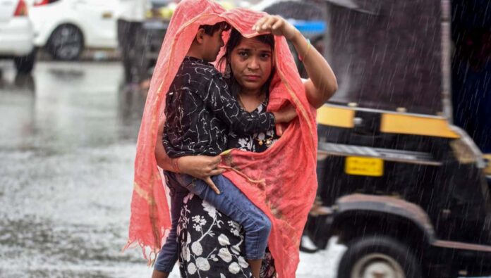दिल्ली में बादलों से घिरा आसमान और बारिश के साथ मौसम में बदलाव का दृश्य, IMD ने येलो अलर्ट जारी किया।