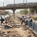 नजफगढ़ मेन रोड पर टूटी ग्रिल और बदहाल सेंट्रल वर्ज, सड़क सुरक्षा पर उठ रहे सवाल।