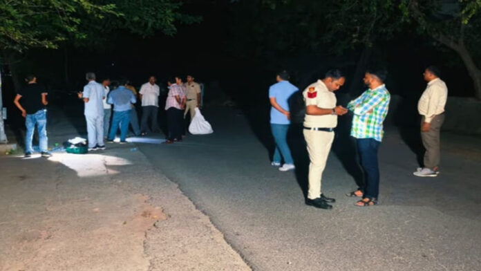 पुष्प विहार में पुलिस और बदमाशों के बीच मुठभेड़ के बाद गिरफ्तार आरोपी।