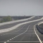 DND से जेवर तक प्रस्तावित नए एक्सप्रेसवे का प्रतीकात्मक दृश्य, नोएडा में 4 नए लूप और बेहतर कनेक्टिविटी की योजना।
