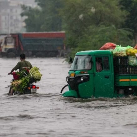 समयपुर बादली में बारिश के पानी से भरे प्लॉट का दृश्य।
