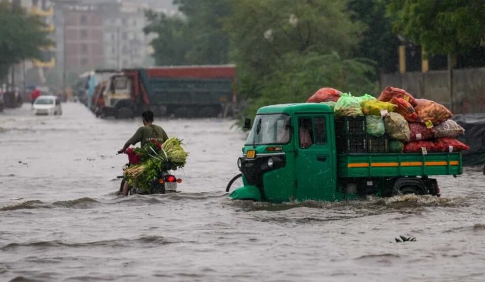 समयपुर बादली में बारिश के पानी से भरे प्लॉट का दृश्य।