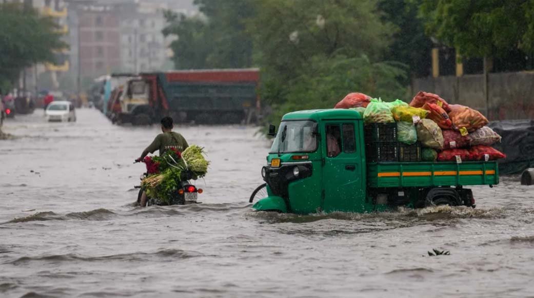समयपुर बादली में बारिश के पानी से भरे प्लॉट का दृश्य।