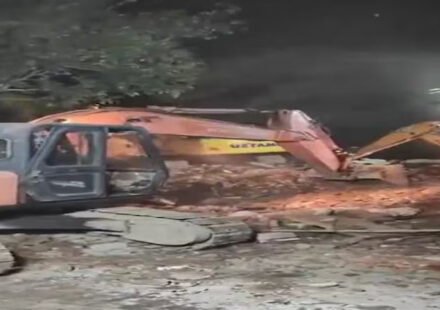 पीतमपुरा में बुलडोजर कार्रवाई के दौरान अवैध निर्माण हटाती प्रशासनिक टीम।