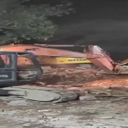 पीतमपुरा में बुलडोजर कार्रवाई के दौरान अवैध निर्माण हटाती प्रशासनिक टीम।