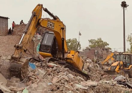 दिल्ली में अवैध निर्माण के खिलाफ बुलडोजर कार्रवाई करते हुए प्रशासन।