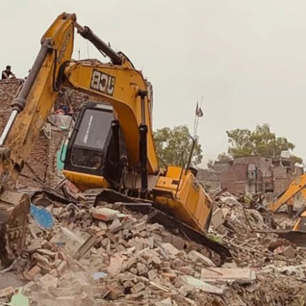 दिल्ली में अवैध निर्माण के खिलाफ बुलडोजर कार्रवाई करते हुए प्रशासन।