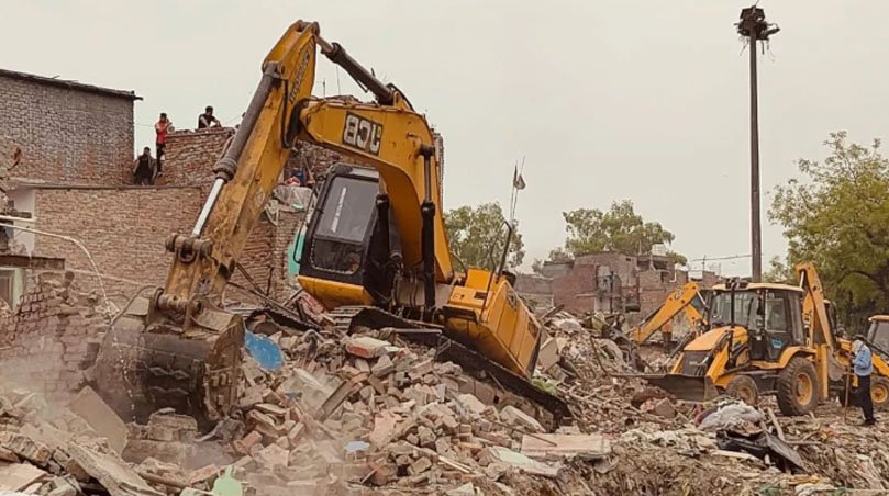 दिल्ली में अवैध निर्माण के खिलाफ बुलडोजर कार्रवाई करते हुए प्रशासन।