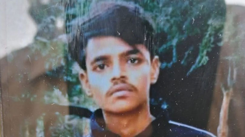 शास्त्री पार्क के DDA पार्क में युवक का शव मिलने के बाद जांच करती दिल्ली पुलिस