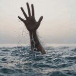 यमुना नदी में डूबे 15 वर्षीय किशोर की तलाश में रेस्क्यू अभियान चलाती टीम।