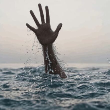 यमुना नदी में डूबे 15 वर्षीय किशोर की तलाश में रेस्क्यू अभियान चलाती टीम।