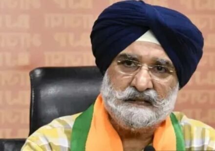 डीडीए की टीम अवैध निर्माण और अतिक्रमण के खिलाफ कार्रवाई करती हुई।