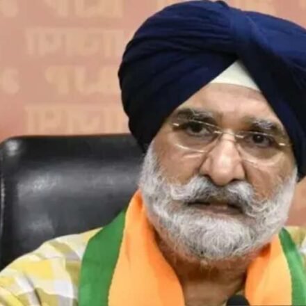 डीडीए की टीम अवैध निर्माण और अतिक्रमण के खिलाफ कार्रवाई करती हुई।