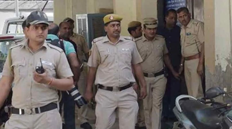 दिल्ली पुलिस ने टिल्लू ताजपुरिया गैंग की साजिश का खुलासा कर तीन आरोपियों को गिरफ्तार किया।