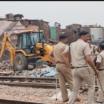 जखीरा इलाके में प्रशासन द्वारा झुग्गियों पर बुलडोजर कार्रवाई के दौरान मलबे के बीच खड़े प्रभावित परिवार।