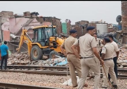 जखीरा इलाके में प्रशासन द्वारा झुग्गियों पर बुलडोजर कार्रवाई के दौरान मलबे के बीच खड़े प्रभावित परिवार।