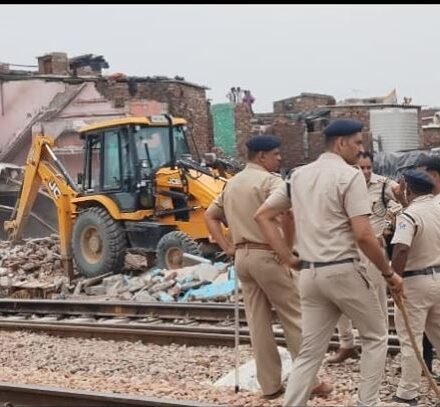 जखीरा इलाके में प्रशासन द्वारा झुग्गियों पर बुलडोजर कार्रवाई के दौरान मलबे के बीच खड़े प्रभावित परिवार।