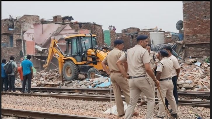 जखीरा इलाके में प्रशासन द्वारा झुग्गियों पर बुलडोजर कार्रवाई के दौरान मलबे के बीच खड़े प्रभावित परिवार।