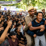जंतर-मंतर पर सोनम वांगचुक को हटाने के बाद प्रदर्शनकारियों का विरोध।