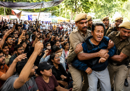 जंतर-मंतर पर सोनम वांगचुक को हटाने के बाद प्रदर्शनकारियों का विरोध।