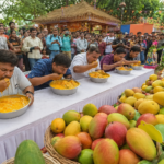 दिल्ली हाट जनकपुरी में आयोजित मैंगो फेस्टिवल में आम खाने की प्रतियोगिता और आमों की प्रदर्शनी।