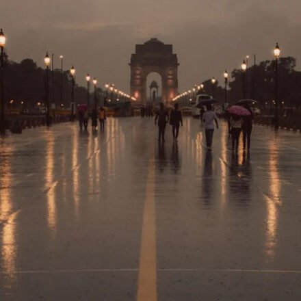 दिल्ली में IMD का येलो अलर्ट, हल्की बारिश और तेज हवाओं की संभावना।