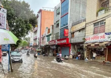 दिल्ली में बारिश के बाद जलभराव पर कांग्रेस ने BJP और MCD पर सवाल उठाए।