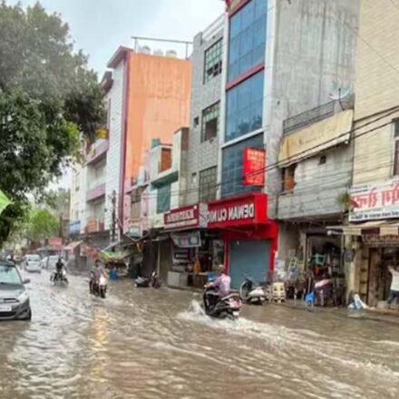 दिल्ली में बारिश के बाद जलभराव पर कांग्रेस ने BJP और MCD पर सवाल उठाए।