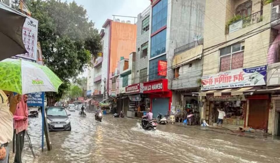 दिल्ली में बारिश के बाद जलभराव पर कांग्रेस ने BJP और MCD पर सवाल उठाए।