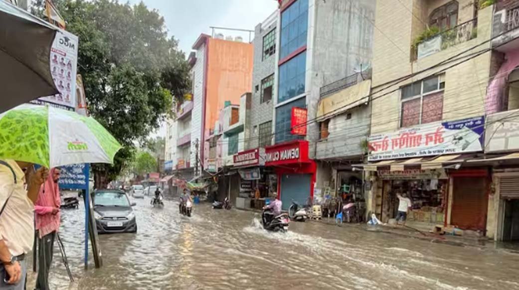 दिल्ली में बारिश के बाद जलभराव पर कांग्रेस ने BJP और MCD पर सवाल उठाए।